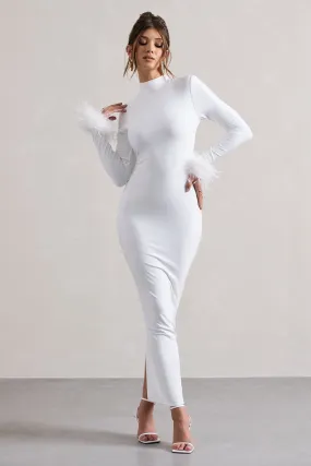 Khalia | Robe longue blanche à encolure haute et plumes sur les poignets